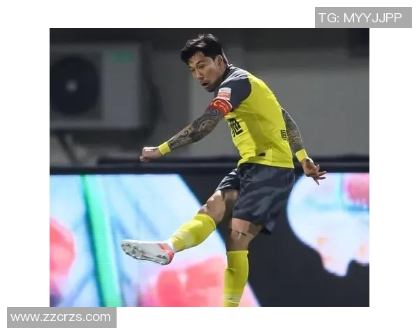 足球明星独特羽毛纹身背后的故事与意义探秘